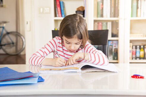 Kleines Mädchen macht Hausaufgaben - LVF06840