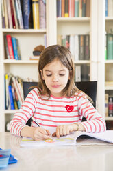 Porträt eines kleinen Mädchens bei den Hausaufgaben - LVF06842