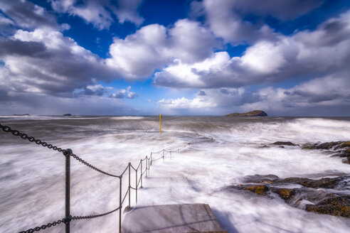 Vereinigtes Königreich, Schottland, East Lothian, North Berwick, Wintersturm, Wellen brechen an die Küste - SMAF01002