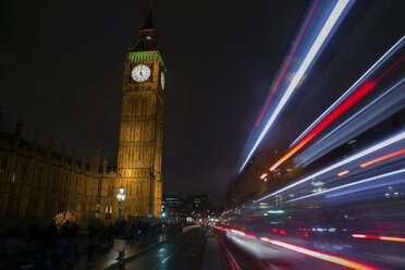 Lichtspuren gegen Big Ben bei Nacht - CAVF31409