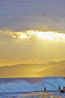 Los Angeles, Santa Monica Beach, Junge Männer im Meer bei Sonnenuntergang - FOLF05750