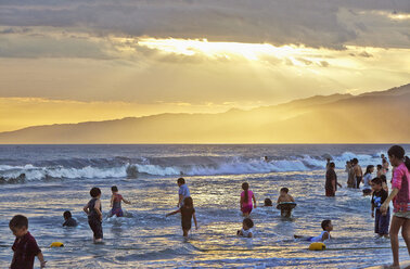 Menschen waten im Meer am Santa Monica Beach bei Sonnenuntergang - FOLF05751