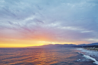 Santa Monica Beach in Los Angeles bei Sonnenuntergang - FOLF05754