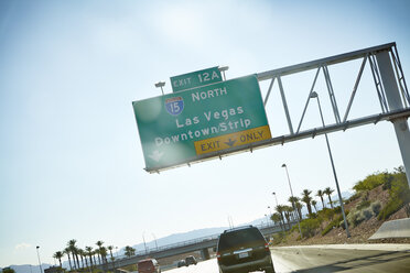 Straßenschild, das nach Las Vegas führt - FOLF05772