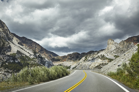 Sierra Nevada, Kurvenreiche Straße zwischen Bergen, lizenzfreies Stockfoto