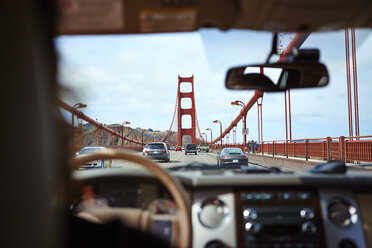 Golden Gate Bridge vom Innenraum des Autos aus gesehen - FOLF05784