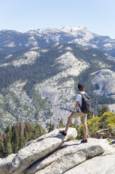 Junge betrachtet Aussicht mit Sentinel Dome und Yosemite Falls - FOLF05790