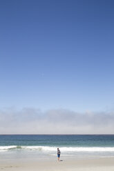 Junge steht am Strand von Carmel-by-the-Sea in Kalifornien - FOLF05811