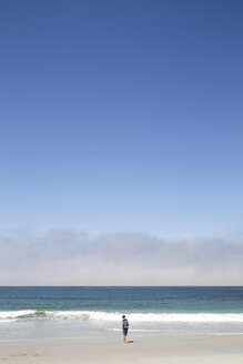 Junge steht am Strand von Carmel-by-the-Sea in Kalifornien - FOLF05811