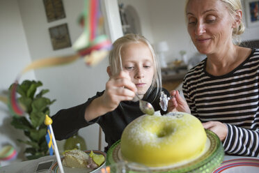 Girl and mature woman cutting birthday cake - FOLF05820