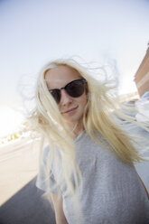 Porträt eines blonden Mädchens mit Sonnenbrille - FOLF05822