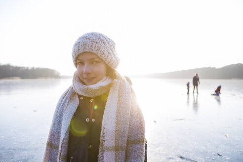 Deutschland, Brandenburg, Straussee, Porträt eines Mädchens auf dem zugefrorenen See - OJF00250