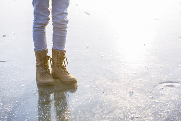 Deutschland, Brandenburg, Straussee, Füße mit Stiefeln auf zugefrorenem See - OJF00251