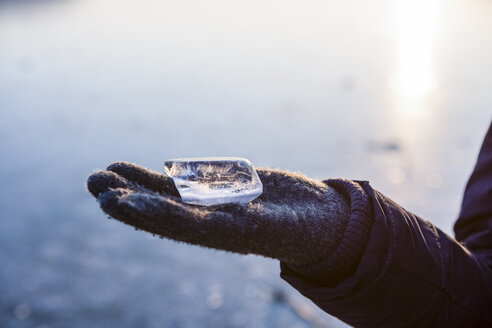 Hand with piece of ice - OJF00259