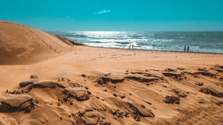 Spanien, Gran Canaria, Maspalomas, Menschen am Strand - FRF00636