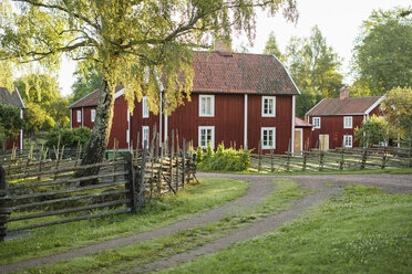 Hölzernes Dorf unter Bäumen - FOLF05855