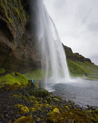 Wanderer mit Blick auf den Wasserfall Seljalandsfoss - FOLF05865