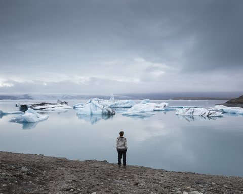 Wanderer am Ufer des Jokulsarlon-Sees in Island, lizenzfreies Stockfoto