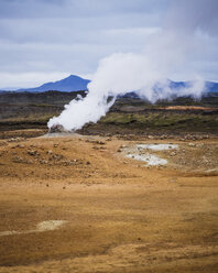 Dampf über heißen Quellen mit Bergkette in Island am Horizont - FOLF05880
