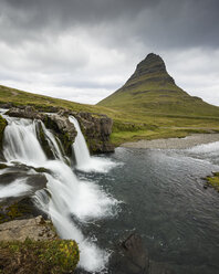Wasserfall Kirkjufellsfoss und Berg Kirkjufell in Island - FOLF05892