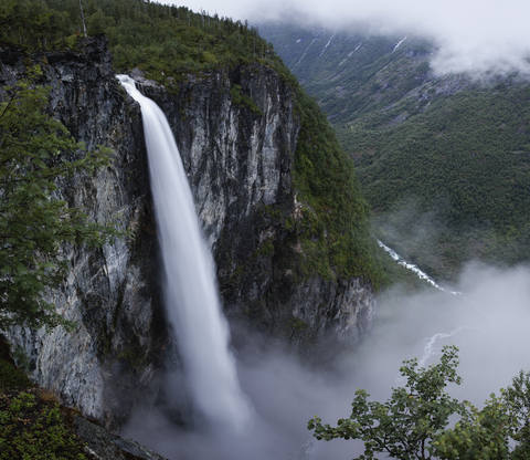 Das Gebirge Jotunheimen und das Tal Utladalen mit dem Wasserfall Vettisfossen, lizenzfreies Stockfoto