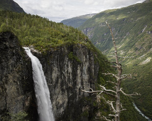 Das Gebirge Jotunheimen und das Tal Utladalen mit dem Wasserfall Vettisfossen - FOLF05905