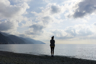 Silhouette einer am Strand stehenden Frau - CAVF31553