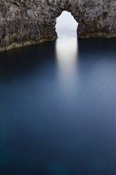 Blick von oben auf den natürlichen Bogen über dem ruhigen Meer - CAVF31586