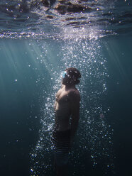 Seitenansicht eines im Meer schwimmenden Mannes - CAVF31634