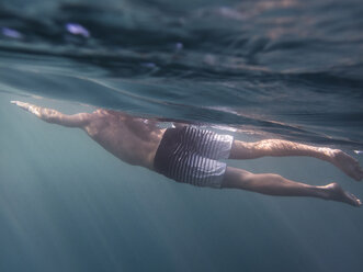 Tiefschnitt eines im Meer schwimmenden Mannes - CAVF31635