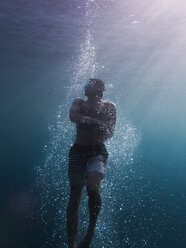 Mann schwimmt in voller Länge im Meer - CAVF31638