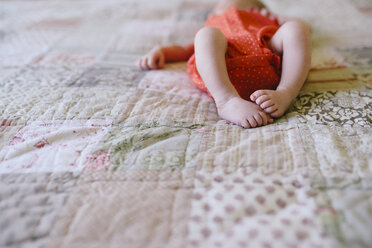 Hohe Winkel Ansicht von Baby-Mädchen entspannt auf Bett zu Hause - CAVF31667