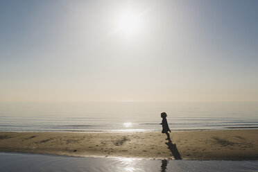 Silhouette Junge läuft am Strand gegen den Himmel an einem sonnigen Tag - CAVF31670