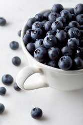 Nahaufnahme von Blaubeeren in einer Kaffeetasse auf dem Tisch - CAVF31687