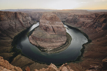 Landschaftliche Ansicht von Horseshoe Bend gegen den Himmel aus einem hohen Winkel - CAVF31754