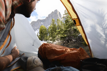 Wanderer betrachtet die Aussicht durch ein Zelt im Grand Teton National Park - CAVF31758