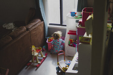 Hohe Winkel Ansicht von Mädchen spielen mit Spielzeug zu Hause - CAVF31831