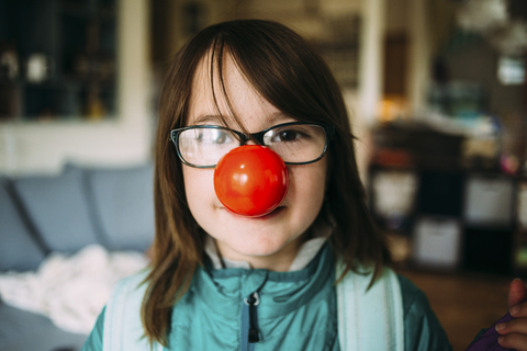 Porträt eines Mädchens mit Clownsnase, lizenzfreies Stockfoto