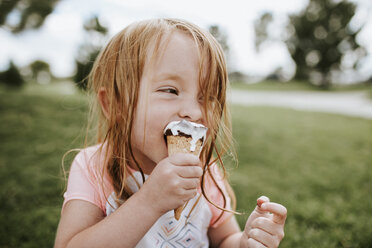 Nahaufnahme eines Mädchens, das im Park Eiscreme isst - CAVF31849