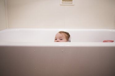 Porträt eines glücklichen Mädchens in der Badewanne - CAVF31850