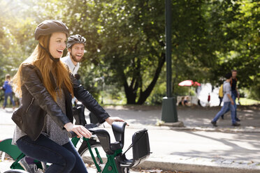 Glückliches Paar beim Fahrradfahren an einem sonnigen Tag - CAVF31884