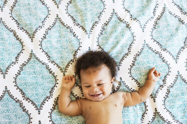 Hohe Winkel Ansicht der glücklichen shirtless Baby Junge auf dem Bett liegend - CAVF31968