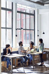 Geschäftsleute diskutieren während eines Treffens in der Büro-Cafeteria - CAVF32001