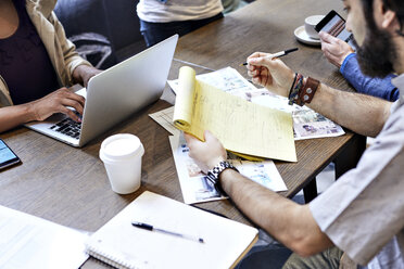 Hohe Winkel Ansicht von Geschäftsleuten arbeiten am Tisch im Büro - CAVF32011