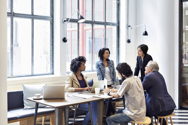 Geschäftsleute diskutieren bei einem Treffen im Büro - CAVF32012