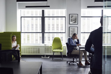 Geschäftsleute, die im Büro arbeiten - CAVF32075