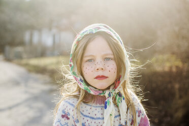 Porträt eines als Osterhexe verkleideten Mädchens mit Kopftuch - FOLF05938