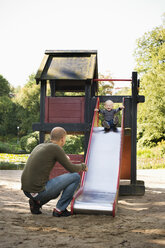 Papa spielt mit seinem kleinen Sohn auf dem Spielplatz - FOLF05992