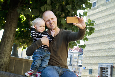 Vater und kleiner Sohn fotografieren sich selbst mit dem Smartphone - FOLF06002