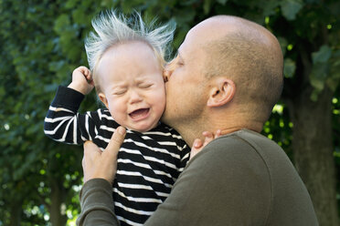 Vater küsst weinendes Baby Sohn - FOLF06003